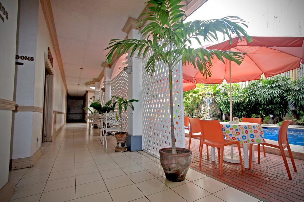 Hotel Galleria Davao Екстер'єр фото